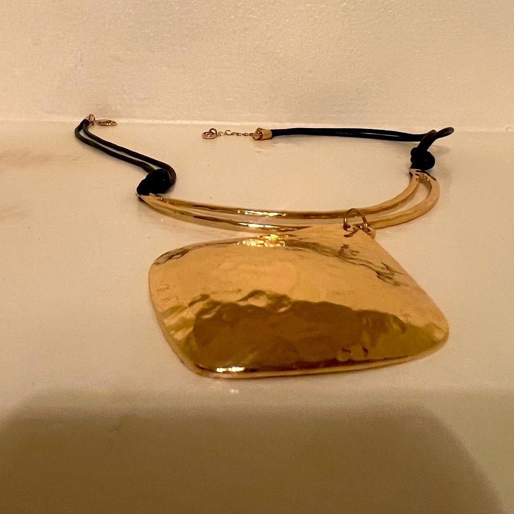 Women ELEGANT Hold and Black Necklace